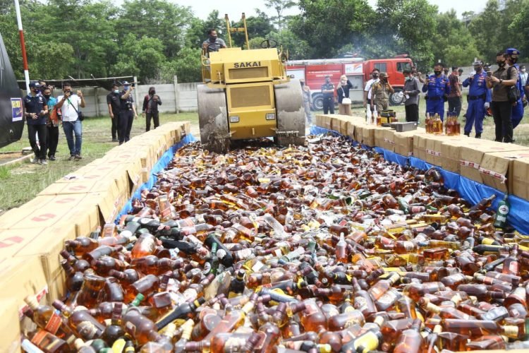 ILUSTRASI. Kantor Wilayah Direktorat Jenderal Bea Cukai Sumatera Bagian Barat memusnahkan rokok dan minuman keras ilegal tanpa pita cukai, di Jalan Yos Sudarso, Telukbetung Selatan, Kamis (6/8/). LAMPUNG POST/ZAINUDDIN