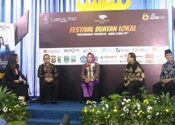 TALK SHOW BELAJR KREATIF. Dari kanan Wakil Rektor I Universitas Islam Negeri (UIN) Lampung Alamsyah, Rektor Universitas Teknokrat Indonesia Nasrullah, Bupati Tulangbawang Winarti, Kepala Disdikbud Lampung Sulpakar dan Redaktur Lampung Post Delima Napitupulu saat talk show HUT ke-46 Lampung Post tentang Belajar Kreatif, Aman Covid-19, Kamis (13/8).
LAMPUNG POST/ZAINUDDIN