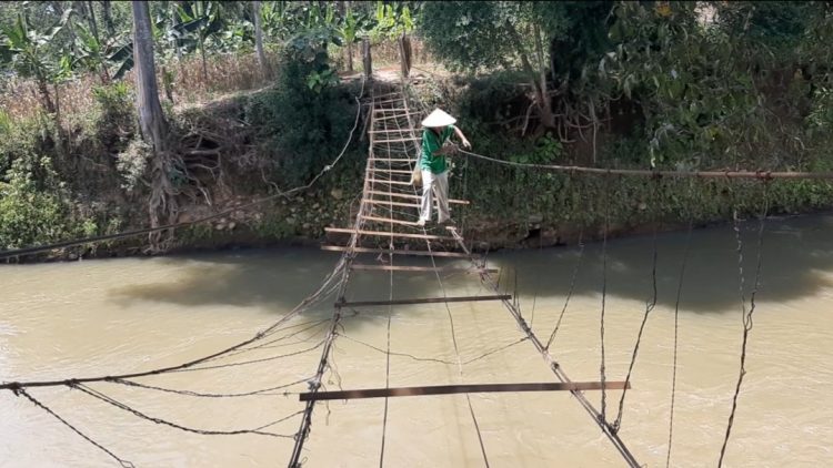 MELINTASI JEMBATAN. Seorang warga terpaksa melintasi jembatan gantung yang putus yang mengakibatkan dua orang terluka pekan lalu di Dusun Sukarame, Desa Pulangpanggung, Kecamatan Abung Tinggi, Lampung Utara, Sabtu (29/8). Warga mengharapkan pemerintah setempat memperbaiki jembatan tersebut menjadi permanen agar tidak ada lagi korban dan akses masyarakat lebih mudah menuju kebun di mana jembatan tersebut penghubung utama warga mencari mata pencarian.
LAMPUNG POST/SALDA ANDALA