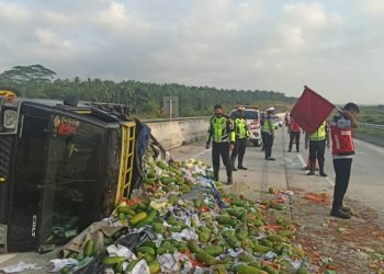KECELAKAAN BERUNTUN. Kecelakaan beruntun di jalan tol trans-Sumatera Km 45 Jalur B, Kecamatan Candipuro, Lampung Selatan. n DOK LAMPUNG POST