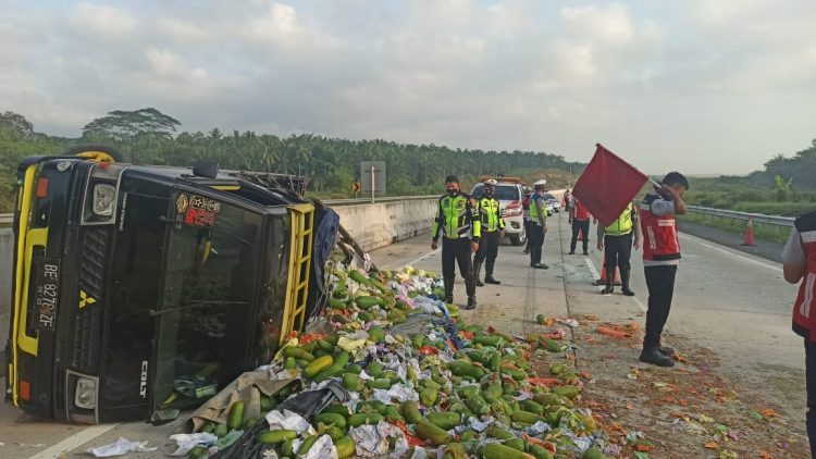 KECELAKAAN BERUNTUN. Kecelakaan beruntun di jalan tol trans-Sumatera Km 45 Jalur B, Kecamatan Candipuro, Lampung Selatan. n DOK LAMPUNG POST