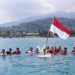 KIBARKAN DI LAUT. Para pemuda asal Desa Sukaraja, Kecamatan Rajabasa, Lampung Selatan, saat upacara pengibaran bendera merah putih di tengah laut, desa setempat, Senin (17/8/). LAMPUNG POST/ARMANSYAH