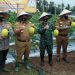 TUNJUKKAN MELON. Gubernur Lampung Arinal Djunaidi menunjukkan hasil panen golden melon, Selasa (18/8). LAMPUNG POST/PUTRA PANCASILA SAKTI