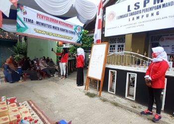 LAKSANAKAN PROTOKOL. LSPM Lampung mengajak warga Lampura disiplin melaksanakan protokol kesehatan, Minggu (23/8), saat penyuluhan kesehatan dalam upaya memutus mata rantai Covid-19 bersama Warga Wonogiri, Kelurahan Kelapatujuh, Kecamatan Abung Selatan. n LAMPUNG POST/FAJAR NOFITRA