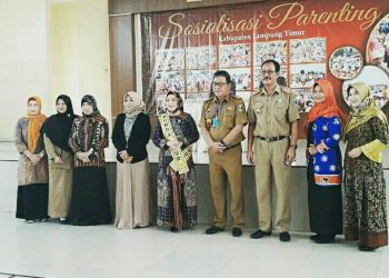 BUNDA PAUD LAMTIM. Bunda Pendidikan Anak Usia Dini (PAUD) Lampung Timur, Puteri Ernawati Zaiful Bokhari, menghadiri sosialisasi dan pengembangan anak usia dini di Way Jepara, baru-baru ini. Ia menegaskan saat ini proses belajar bagi peserta didik usia dini atau PAUD hendaknya terus dilaksanakan meski di tengah pandemi. LAMPUNG POST/CHAIRUDDIN