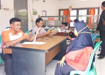 TERIMA BST. Warga Desa Tanjungjaya, Kecamatan Palas, Lampung Selatan, menerima BST perpanjangan dari Kemensos di Kantor Pos Kecamatan Palas-Sragi, Kamis (27/8). n LAMPUNG POST/ARMANSYAH