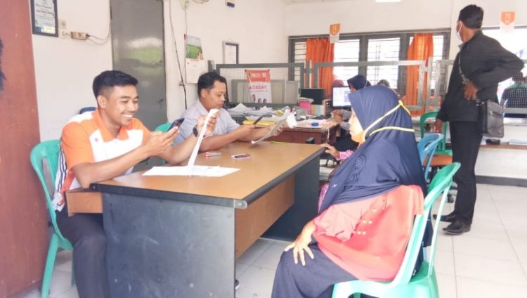 TERIMA BST. Warga Desa Tanjungjaya, Kecamatan Palas, Lampung Selatan, menerima BST perpanjangan dari Kemensos di Kantor Pos Kecamatan Palas-Sragi, Kamis (27/8). n LAMPUNG POST/ARMANSYAH