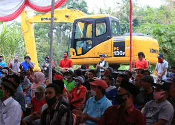 HIBAH EKSKAVATOR. Pokdakan Koperasi Mina Palas Sejahtera Kecamatan Palas, Lampung Selatan, mendapatkan bantuan hibah satu unit alat berat ekskavator senilai Rp1,3 miliar dan dua unit mesin pakan ikan dari Dirjen Perikanan Budi Daya Kementerian Kelautan dan Perikanan (DJPB-KKP) RI, Sabtu (29/8). ISTIMEWA