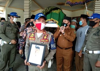 GOTONG KERANDA. Bupati Pesawaran Dendi Ramadhona turut menggotong keranda jenazah dari Masjid Muhajadah ke peristirahatan terakhir, Senin (3/8). n LAMPUNG POST/PUTRA PANCASILA SAKTI