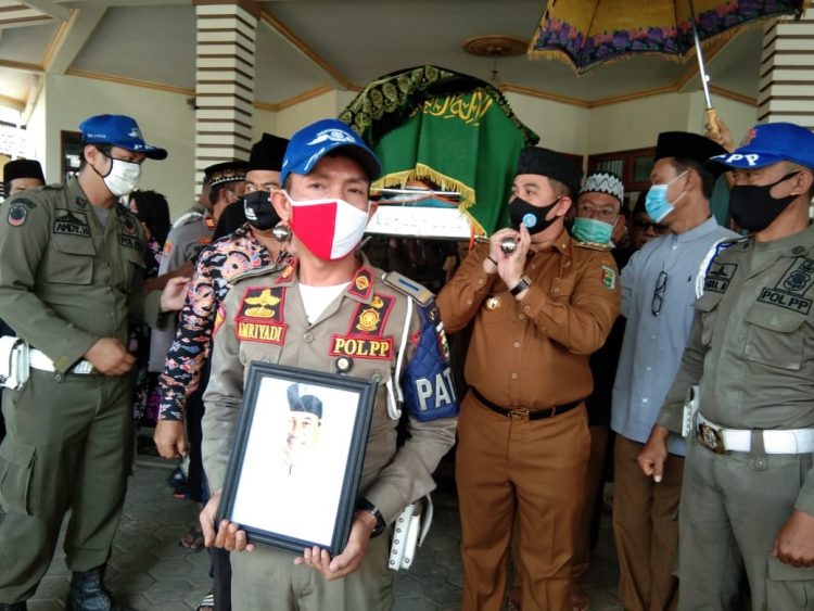 GOTONG KERANDA. Bupati Pesawaran Dendi Ramadhona turut menggotong keranda jenazah dari Masjid Muhajadah ke peristirahatan terakhir, Senin (3/8). n LAMPUNG POST/PUTRA PANCASILA SAKTI