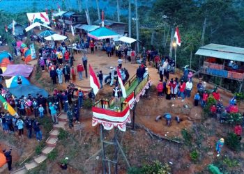 BENDERA DI PUNCAK. Pengibaran bendera merah putih di puncak Temiangan Hill, Minggu (16/8). DOK KOMINFO LAMBAR