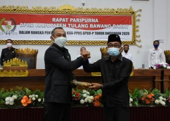 SALAM. Bupati Tulangbawang Barat Umar Ahmad dan Ketua DPRD Tubaba Ponco Nugroho bersalaman usai sidang paripurna Dewan, beberapa hari lalu. LAMPUNG POST/MERWAN