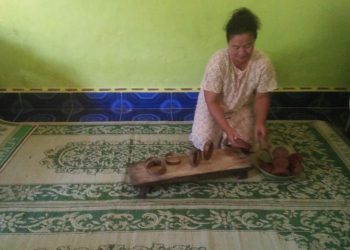 DICETAK. Hasil sadapan nira yang dicetak menjadi gula aren di kediaman perajin gula aren, M Madi, Sabtu (29/8). LAMPUNG POST/YUDHI HARDIYANTO
