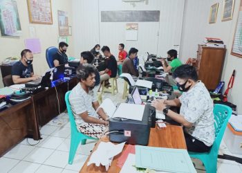 JALANI PEMERIKSAAN. Lima tersangka pengedar sabu-sabu menjalani pemeriksaan di Satnarkoba Polres Lampung Utara, Selasa (18/8). LAMPUNG POST/HARI SUPRIYONO