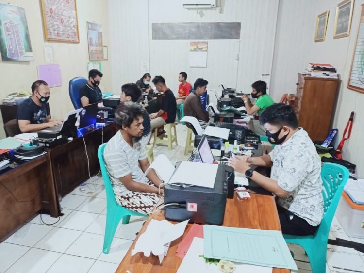 JALANI PEMERIKSAAN. Lima tersangka pengedar sabu-sabu menjalani pemeriksaan di Satnarkoba Polres Lampung Utara, Selasa (18/8). LAMPUNG POST/HARI SUPRIYONO