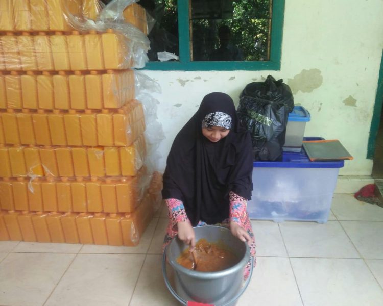 Proses pengambilan bee pollen dalam sangkar lebah sebelum di kemas, dikediaman  Rudi, penangkar lebah, warga Sri Basuki Kecamatan Kotabumi,  Rabu (26-8-2020). LAMPUNG POST/YUDHI HARDIYANTO