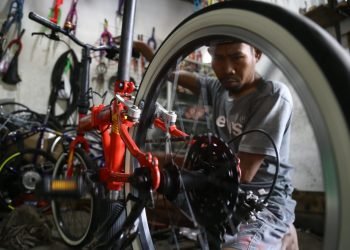 Bengkel sepeda. (LAMPUNG POST/ZAINUDDIN)