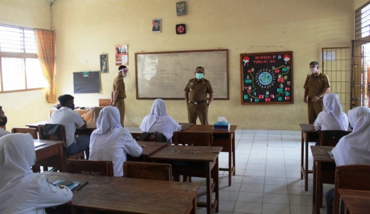 KBM TATAP MUKA. Kepala Dinas Pendidikan dan Kebudayaan Lampung Sulpakar blusukan guna memastikan kesiapan KBM tatap muka di Pesawaran, Senin (31/8). Ia mengapresiasi SMA 1 Pesawaran yang telah mempersiapkan segala sesuatunya sesuai dengan prosedur operasional standar yang telah ditentukan.
LAMPUNG POST/PUTRA PANCASILA SAKTI
