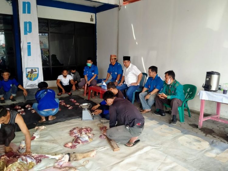 PEMOTONGAN HEWAN KURBAN KNPI. Ketua DPD KNPI Bandar Lampung Iqbal Ardiansyah, Kepala Dinas Pemuda dan Olahraga (Kadispora) Kota Bandar Lampung Aryawan, dan pengurus menyaksikan proses pemotongan hewan kurban di pelataran kantor KNPI Kota, Minggu (2/8). n LAMPUNG POST/EKA SETIAWAN