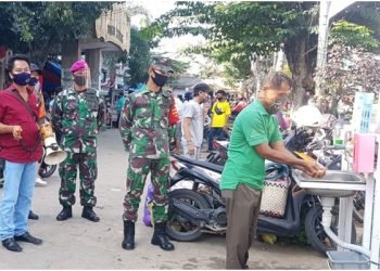 TERAPKAN PROTOKOL KESEHATAN. Satuan (Satgas) Terpadu Percepatan Penanggulangan Covid-19 Kota Bandar Lampung kembali turun ke masyarakat. Satgas ingin memastikan penerapan protokol kesehatan di akar rumput guna memutus mata rantai penyebaran Covid-19 di Pasar Gudanglelang, Jalan Ikan Bawal, Kelurahan Kangkung, Kecamatan Bumiwaras, Bandar Lampung, Minggu (23/8).
LAMPUNG POST/ANDI APRIYADI