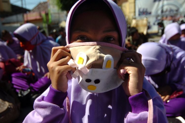 Seorang siswa menunjukkan masker kreasinya usai lomba desain masker di SMP Muhammadiyah, Adiwerna, Kabupaten Tegal, Jawa Tengah, Jumat (21/8/2020). Lomba desain masker bertema "Memperkuat Rasa Nasionalisme" yang diikuti 200 siswa tersebut bertujuan untuk menumbuhkan kreativitas serta memeriahkan HUT ke-75 Kemerdekaan RI. ANTARA FOTO/Oky Lukmansyah/pras.