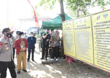 KAMPUNG TANGGUH. Wali Kota Bandar Lampung Herman HN dan Wakapolda Lampung Brigjen Sudarsono saat menghadiri launching kampung tangguh Nusantara, di Kelurahan Pinangjaya, Kecamatan Kemiling, Bandar Lampung, Senin (3/8).  Kelurahan Pinangjaya, Kecamatan Kemiling, Kota Bandar Lampung, ditetapkan sebagai kampung tangguh nusantara.
DOK PEMKOT BANDAR LAMPUNG