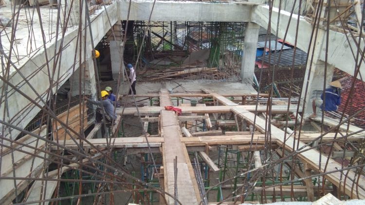 PEMBANGUNAN PASAR SMEP. Para pekerja mengerjakan konstruksi jalur naik turun kendaraan di pembangunan Pasar SMEP, Kamis (20/8). Pembangunan Pasar SMEP tahap II saat ini sudah mencapai 50 persen.
LAMPUNG POST/DETA CITRAWAN