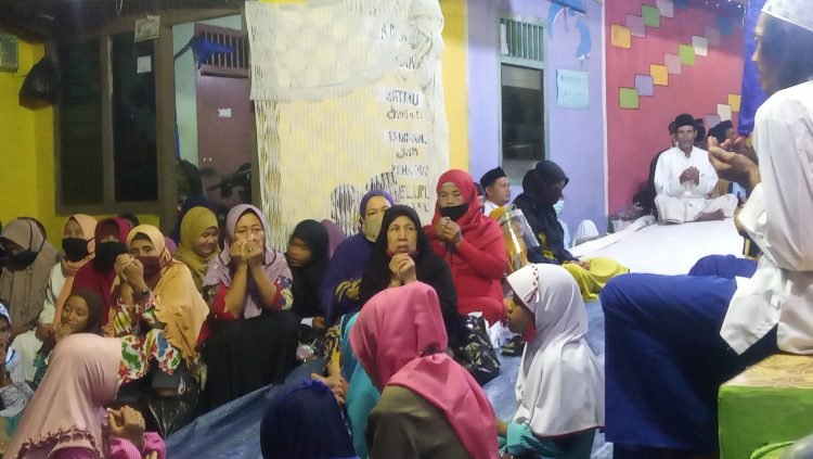 Masyarakat Kampung Liwet Cikarai, Kelurahan Talang, Telukbetung, Bandar Lampung, saat mengikuti kegiatan zikir dan doa bersama dalam menyambut tahun baru hijriah, Rabu malam, 19 Agustus 2020. Lampung Post/Umar Robani