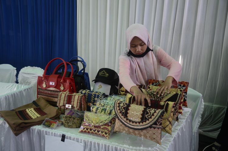UMKM. Perajin kain tapis Lampung sedang menata barangnya saat Festival Buatan Lokal di halaman Kantor Lampung Post, Senin (10/8). Menteri Koperasi, Usaha Kecil, dan Menengah (KUKM) Teten Masduki meminta pelaku usaha mikro, kecil, dan menengah (UMKM) proaktif mendaftarkan diri ke Dinas Koperasi di wilayah masing-masing untuk masuk sistem perbankan.
LAMPUNG POST/HENDRIVAN GUMALA