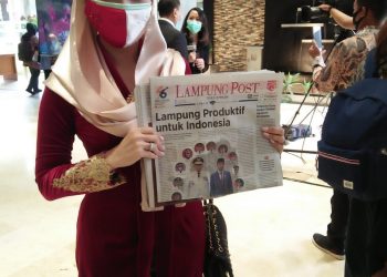 LAMPUNG POST MASUK SENAYAN. Seorang peserta sidang tahunan MPR dan sidang bersama DPR-DPD menunjukkan koran Lampung Post di Kompleks Parlemen, Senayan, Jakarta, Jumat (14/8). Koran Lampung Post menjadi salah satu koran daerah yang dibagikan kepada peserta saat sidang tahunan MPR dan sidang bersama DPR-DPD.
n DOK MI