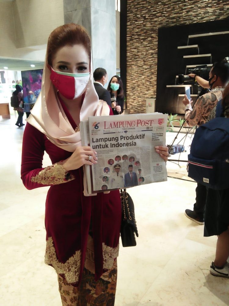 LAMPUNG POST MASUK SENAYAN. Seorang peserta sidang tahunan MPR dan sidang bersama DPR-DPD menunjukkan koran Lampung Post di Kompleks Parlemen, Senayan, Jakarta, Jumat (14/8). Koran Lampung Post menjadi salah satu koran daerah yang dibagikan kepada peserta saat sidang tahunan MPR dan sidang bersama DPR-DPD.
n DOK MI