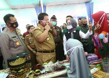 UMKM MASKER TAPIS. Gubernur Lampung Arinal Djunaidi saat mencoba masker tapis didampingi Kapolda Lampung Irjen Purwadi Arianto dan Danrem 043/Gatam Brigjen Inf Toto Jumariono saat Festival Buatan Lokal di halaman kantor Lampung Post, beberapa waktu yang lalu. Pelaku UMKM terus bertahan menjalankan usahanya di tengah hantaman pandemi Covid-19. Meskipun selama berbulan-bulan pendapatan makin turun sebagai imbas penyebaran virus mematikan tersebut, tidak ada yang pudar dari semangat perajin lokal.
LAMPUNG POST/ZAINUDDIN