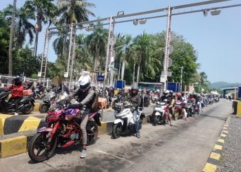 ARUS BALIK. Kendaraan roda dua antre memasuki Pelabuhan Bakauheni, Lampung Selatan, saat arus balik kendaraan pribadi dan sepeda motor pada libur Iduladha 1441 H,  Minggu (2/8). Pelabuhan Bakauheni tujuan Merak menembus 23.974 orang dengan jumlah kendaraan campuran mencapai 6.281 unit sampai kemarin.
LAMPUNG POST/AAN KRIDOLAKSONO