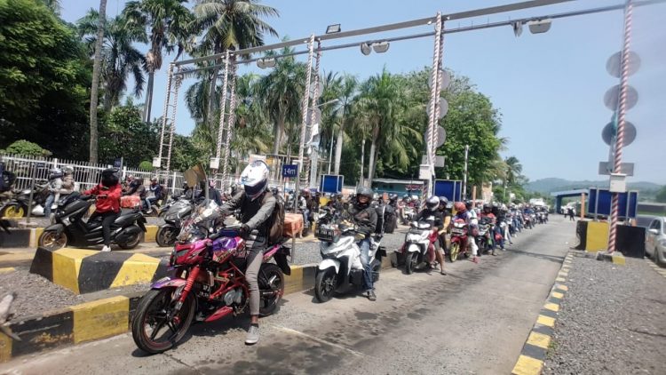 ARUS BALIK. Kendaraan roda dua antre memasuki Pelabuhan Bakauheni, Lampung Selatan, saat arus balik kendaraan pribadi dan sepeda motor pada libur Iduladha 1441 H,  Minggu (2/8). Pelabuhan Bakauheni tujuan Merak menembus 23.974 orang dengan jumlah kendaraan campuran mencapai 6.281 unit sampai kemarin.
LAMPUNG POST/AAN KRIDOLAKSONO