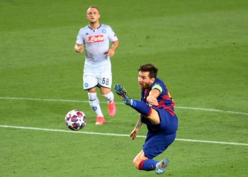 BARCELONA VS NAPOLI. Penyerang Barcelona Lionel Messi mengontrol bola saat pertandingan sepak bola leg kedua babak 16 besar Liga Champions UEFA antara FC Barcelona dan Napoli di stadion Camp Nou di Barcelona, Minggu (9/8). Barcelona akhirnya memupus keraguan bakal tersandung Napoli setelah menang 3-1 (agregat 4-2) dalam 16 besar Liga Champions. AFP/LLUIS GENE