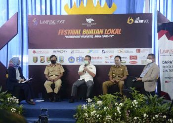 TALKSHOW. Dari Kanan Wakil Pemimpin Wilayah BRI Bandar Lampung Yusrif Mulyadi, Kadis Kominfo Kabupaten Lampung Tengah Nila Kelana, Ketua Tim Petani Lampung Berjaya Yusuf Sulfarano Barusman, Kadis Ketahanan Pangan dan Hortikultura Provinsi Lampung Kusnardi, dan Askadiv Lampung Post Sri Agustina saat talkshow spesial HUT ke-46 Lampung Post dan HUT ke-6 Radio SAI 100 FM Lampung di kantor Lampung Post, Senin (10/8).
n LAMPUNG POST/HENDRIVAN GUMALA