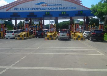PELABUHAN BAKAUHENI NORMAL. Arus keberangkatan kendaraan di toll gate Pelabuhan Bakauheni terpantau normal, Jumat (21/8). Pekan ini diprediksi terjadi lonjakan pengunjung ke Lampung karena bertepatan dengan libur 17 Agustus dan Tahun Baru Islam 1442 Hijriah.
LAMPUNG POST/AAN KRIDOLAKSONO