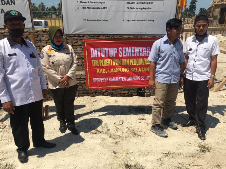 MENUTUP SEMENTARA. Tim Penertiban dan Pengawasan Kabupaten Lampung Selatan menutup sementara pembangunan pabrik pengeringan (pengolahan,red) jagung , PT.Agro Utama Indonesia di simpang tiga ruas Jalan Lintas Pantai Timur (Jalinpatim) depan Pos Polisi, Desa Tamansari, Kecamatan Ketapang, Lampung Selatan, Rabu(26/8). LAMPUNG POST/AAN KRIDOLAKSONO