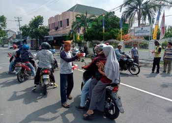 BAGIKAN BENDERA. Pemuda Marga Legun, Kebandaraan Way Urang, Kalianda, membagikan Bendera Merah Putih, menyongsong HUT ke-75 Kemerdekaan RI, beberapa hari lalu. n LAMPUNG POST/JUWANTORO