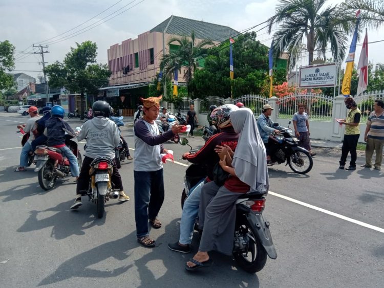 BAGIKAN BENDERA. Pemuda Marga Legun, Kebandaraan Way Urang, Kalianda, membagikan Bendera Merah Putih, menyongsong HUT ke-75 Kemerdekaan RI, beberapa hari lalu. n LAMPUNG POST/JUWANTORO