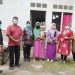 Keluarga bocah penderita hidrosefalus di Dusun Karangmekar, Desa Mekarmulya, Kecamatan Palas, Lampung Selatan, saat foto bersama dengan Camat Palas Rika Wati, Kepala Desa Mekarmulya Rasiwan, Sabtu (8/8/2020). Armansyah