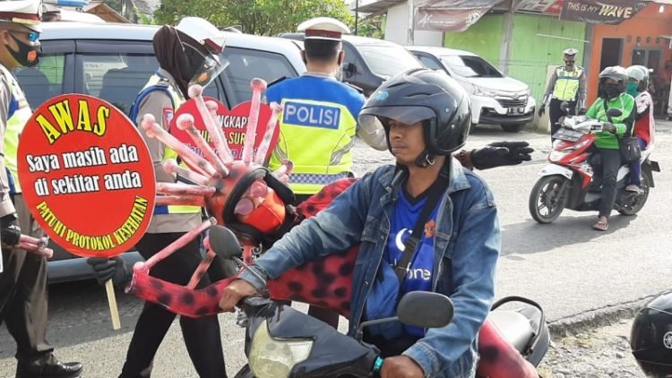 Pengendara motor yang tidak memakai masker terjaring Operasi Patuh Krakatau 2020. Lampung Post/Zainudin