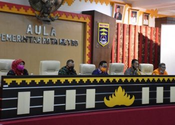 Pertemuan antara Pemerintah Kota Metro dengan para pedagang Shopping Center di aula Pemerintah Kota Pemkot. LAMPUNG POST/BAMBANG PAMUNGKAS