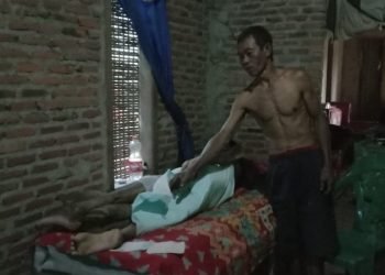 TERBARING LEMAH. Ahmad Safei (24), warga Dusun Temiang, Desa Pardasuka, Kecamatan Katibung, Lampung Selatan, terbaring lemah dan berharap bantuan dari donatur. LAMPUNG POST/PERDHANA WIBYSONO