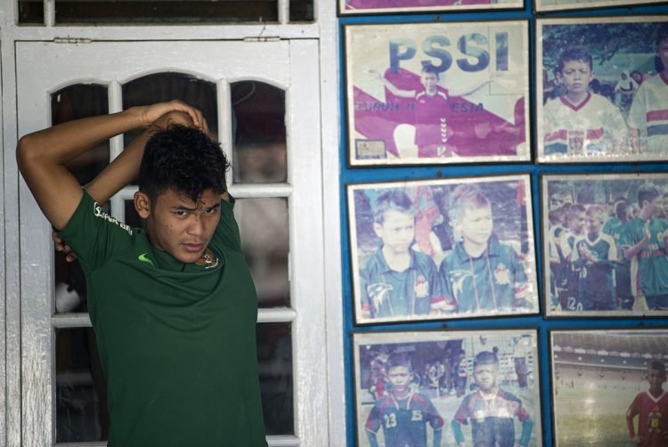 PEMUSATAN LATIHAN TIMNAS U-19 SECARA VIRTUAL. Pesepak bola Sutan Zico mengikuti pemusatan latihan Timnas Indonesia U-19 secara virtual di kediamannya di Desa Tlajung Udik, Gunung Putri, Kabupaten Bogor, Jawa Barat, Senin (1/6/2020).(ANTARA/ADITYA PRADANA PUTRA)