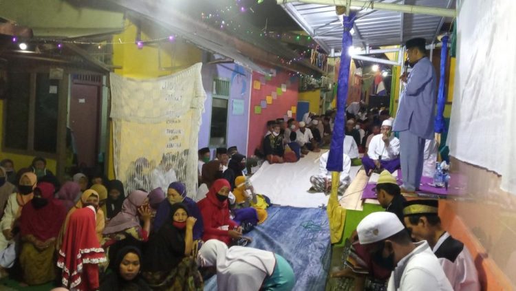 TAHUN BARU HIJRIAH. Warga Kampung Liwet Cikirai, Kelurahan Talang, Telukbetung, Bandar Lampung, saat merayakan zikir yang dilakukan sekaligus bersamaan dengan lantunan doa dalam rangka memperingati Tahun Baru Hijriah, Rabu (19/8). LAMPUNG POST/UMAR ROBBANI