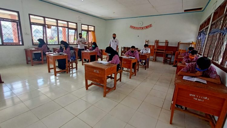 KBM SMA/SMK DI LAMBAR. Suasana kegiatan belajar-mengajar (KBM) tatap muka di SMKN 1 Liwa, Rabu (2/9). Setelah SD dan SMP/MTs di Lampung Barat menggelar KBM tatap muka, kini sekolah SMA dan SMK di wilayah itu juga melaksanakan KBM tatap muka.
n LAMPUNG POST/ELIYAH