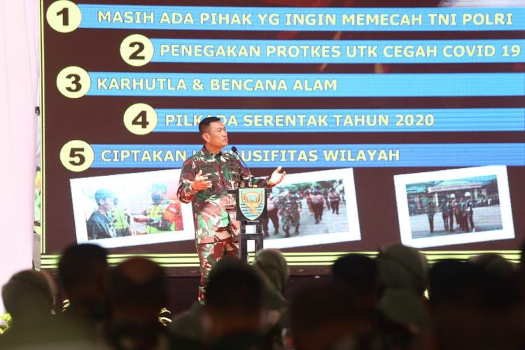 PENEGAK ATURAN PROTOKOL KESEHATAN. Panglima Daerah Militer (Pangdam) II/Sriwijaya Mayor Jenderal Agus Suhardi saat berkunjung ke Korem 043/Gatam dan Yonif 143/TWEJ, Rabu (16/9). Mayor Jenderal Agus Suhardi menginstruksikan seluruh prajurit menjadi penegak aturan protokol kesehatan. Prajurit juga harus terus meningkatkan kedisiplinan dan profesionalitas dalam melaksanakan tugas dan tanggung jawabnya.
LAMPUNG POST/ZAINUDDIN