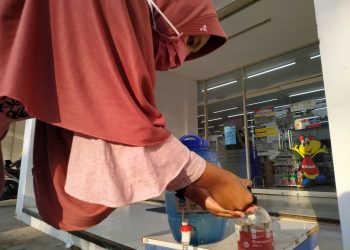 PROTOKOL KESEHATAN DI MINIMARKET. Seorang pembeli mencuci tangan usai bertransaksi di Indomaret Korpri Raya Way Dadi, Sukarame, Bandar Lampung, Selasa (29/9). Tidak maksimalnya penerapan protokol kesehatan yang ada di jejaring minimarket Alfamart dan Indomaret di wilayah Kota Bandar Lampung mendapat perhatian serius Ketua Satgas Penanganan Covid-19 setempat Herman HN.
n LAMPUNG POST/SUKISNO