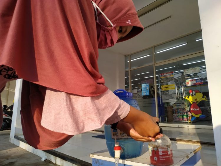 PROTOKOL KESEHATAN DI MINIMARKET. Seorang pembeli mencuci tangan usai bertransaksi di Indomaret Korpri Raya Way Dadi, Sukarame, Bandar Lampung, Selasa (29/9). Tidak maksimalnya penerapan protokol kesehatan yang ada di jejaring minimarket Alfamart dan Indomaret di wilayah Kota Bandar Lampung mendapat perhatian serius Ketua Satgas Penanganan Covid-19 setempat Herman HN.
n LAMPUNG POST/SUKISNO